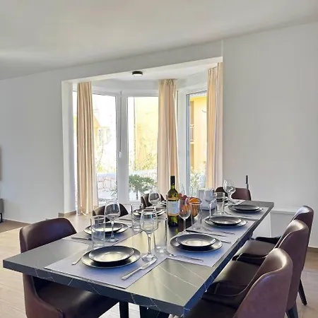 Exclusive Vista Hills Blue Horizon Apartment